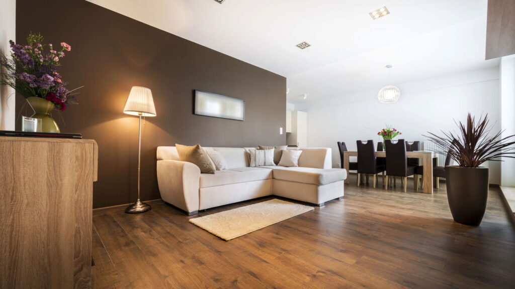 Nem cloro, nem removedor: esse produto barato dá brilho instantâneo ao piso