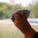 Nem limpa-vidro, nem álcool: truque caseiro para vidros sem manchas