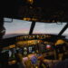 O que significa quando a luz do avião pisca várias vezes antes da decolagem?