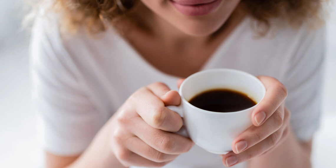 O que quem toma café sem açúcar costuma ter em comum segundo a psicologia
