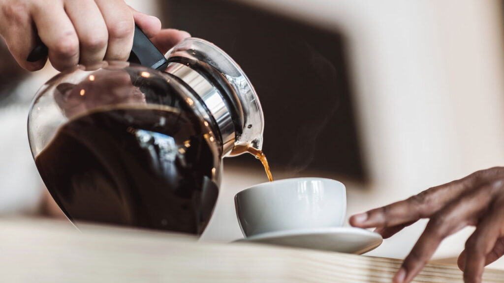 O que quem toma café sem açúcar costuma ter em comum segundo a psicologia