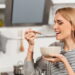 O que significa comer com colher segundo a psicologia