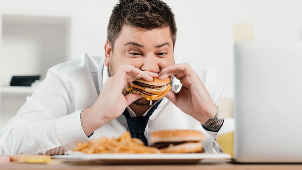 Comer rápido demais aumenta o risco de má digestão, segundo nutricionistas