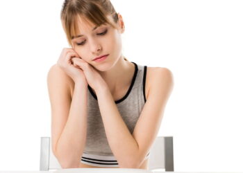 Comer sozinho todos os dias pode afetar sua saúde mental, segundo terapeutas