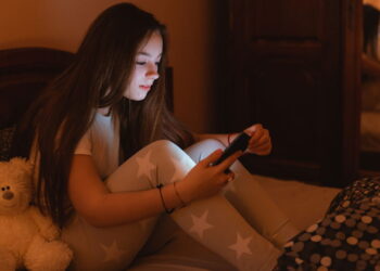 Como a exposição na internet afeta crianças, segundo psicólogos