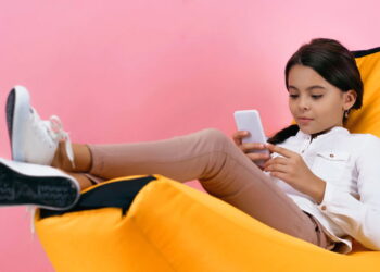 Como a adultização molda a experiência de ser criança, segundo psicanalistas