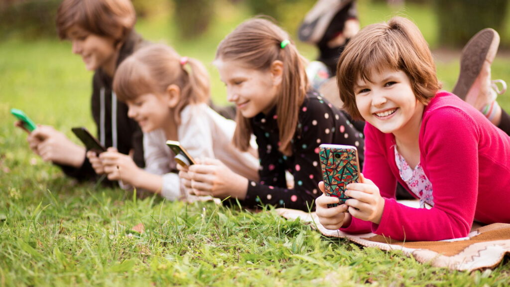 Celular na infância pode afetar a saúde, segundo especialistas em comportamento