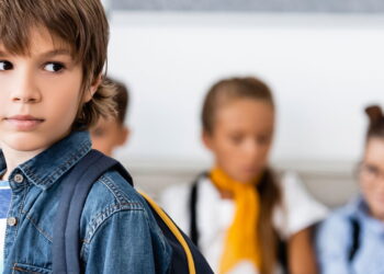 Cobrança exagerada colabora para adultização precoce, segundo psicólogos