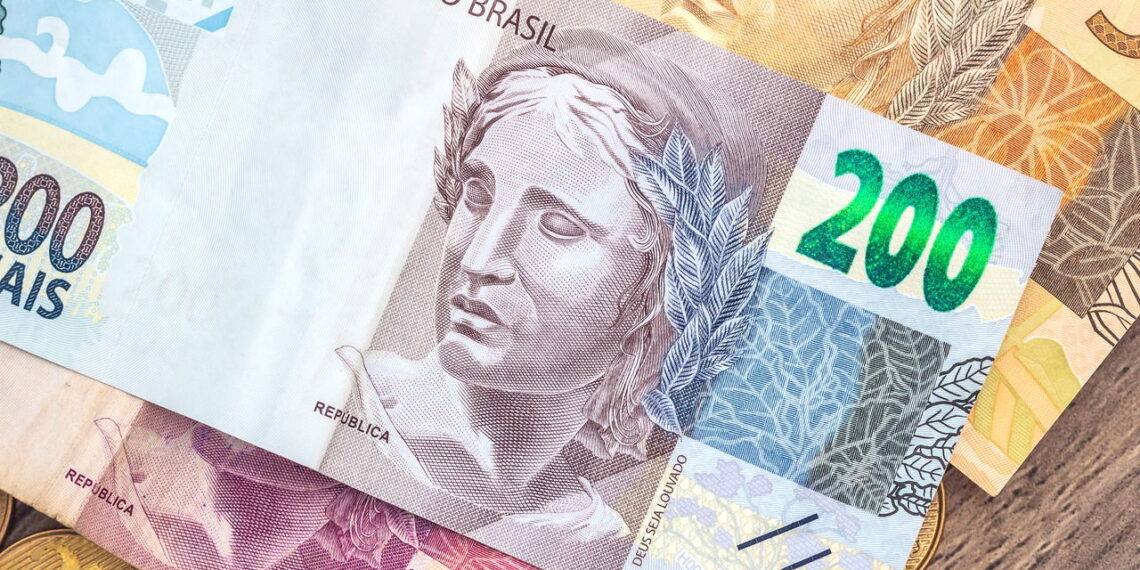 Câmera e lanterna revelam detalhes invisíveis a olho nu nas cédulas