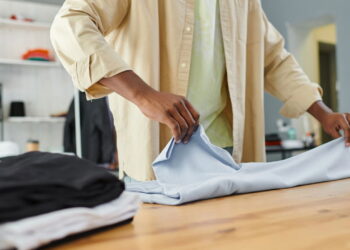 A dica simples para dobrar roupas e ganhar mais espaço no armário