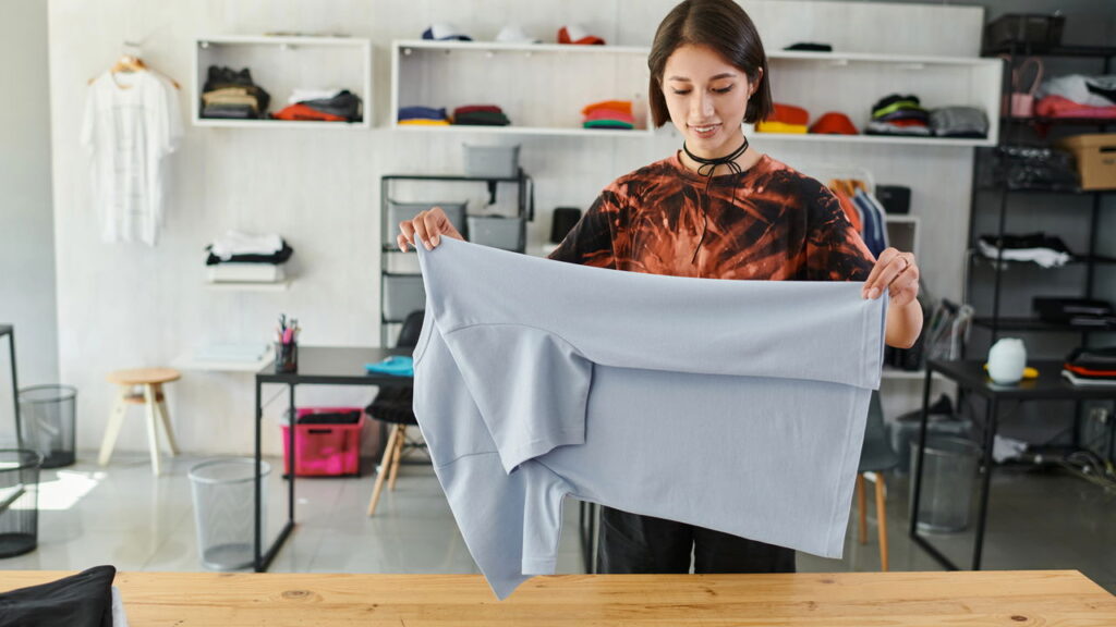 A dica simples para dobrar roupas e ganhar mais espaço no armário