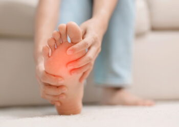 Dor no pé ao acordar pode ser fascite plantar e ela some com simples mudanças diárias
