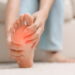 Dor no pé ao acordar pode ser fascite plantar e ela some com simples mudanças diárias