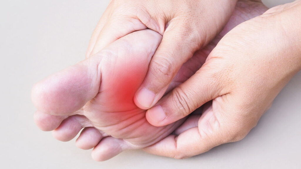 Dor no pé ao acordar pode ser fascite plantar e ela some com simples mudanças diárias