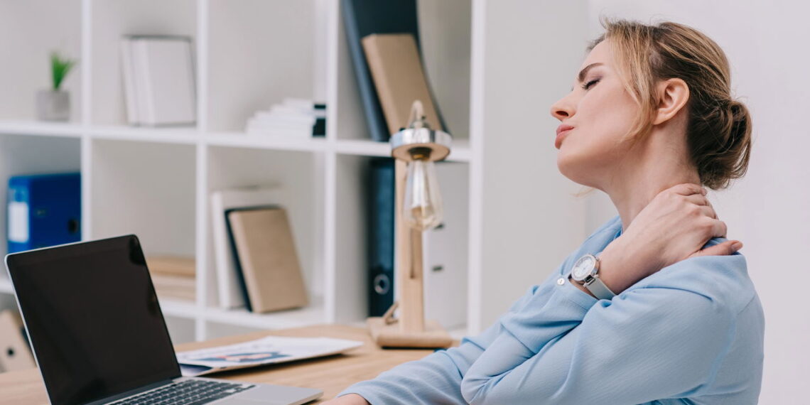 Pescoço doendo quando levanta a cabeça? Exercícios para acabar com dores de articulação, segundo ortopedista