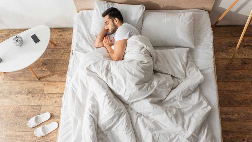 O que significa dormir de lado, segundo a psicologia?
