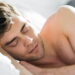 O que significa dormir de lado, segundo a psicologia?