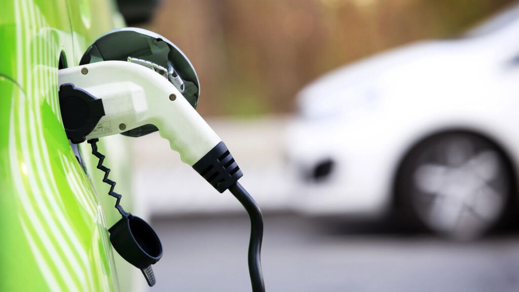 Carros elétricos perdem até 38% do valor e surpreendem consumidores brasileiros
