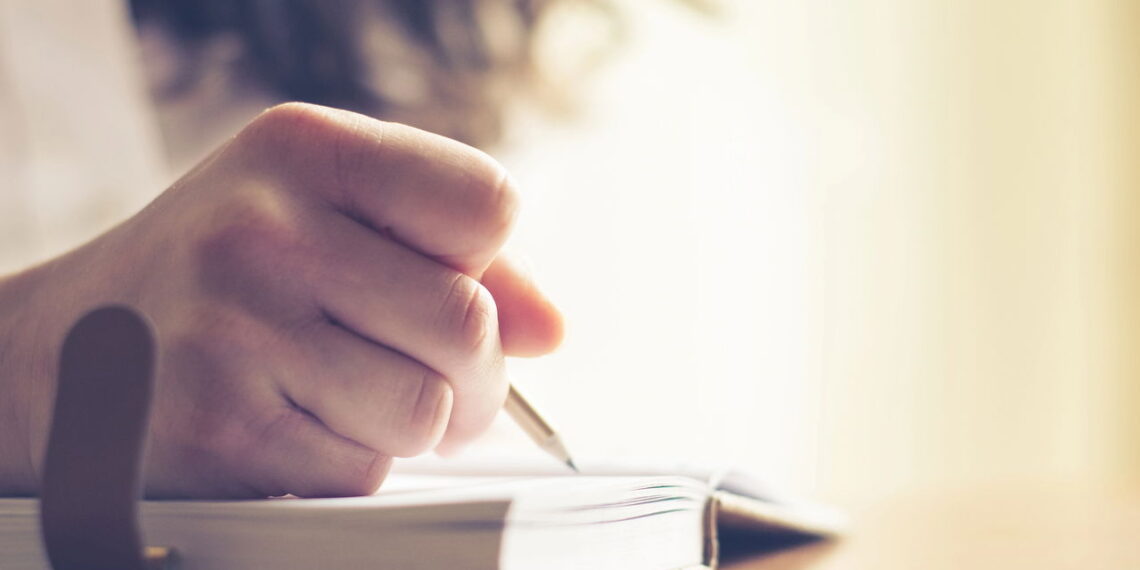 Escrever um diário melhora o bem-estar emocional, segundo a psicologia