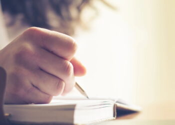 Escrever um diário melhora o bem-estar emocional, segundo a psicologia