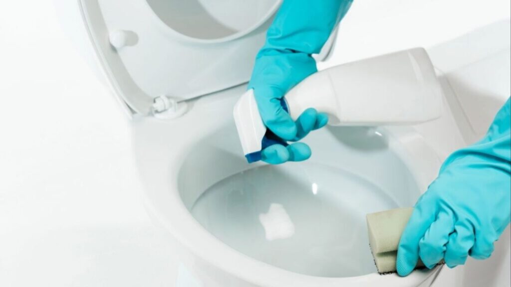 Nem vinagre, nem bicarbonato: a melhor maneira de remover o calcário das torneiras e vasos sanitários