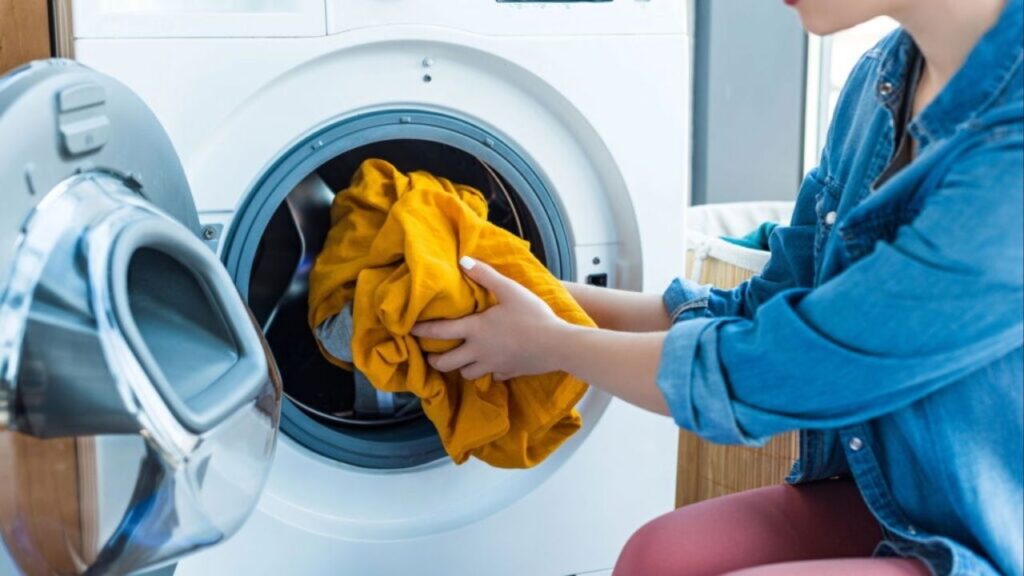 Roupas e toalhas ficarão com um cheiro incrível se você adicionar um item barato à máquina de lavar