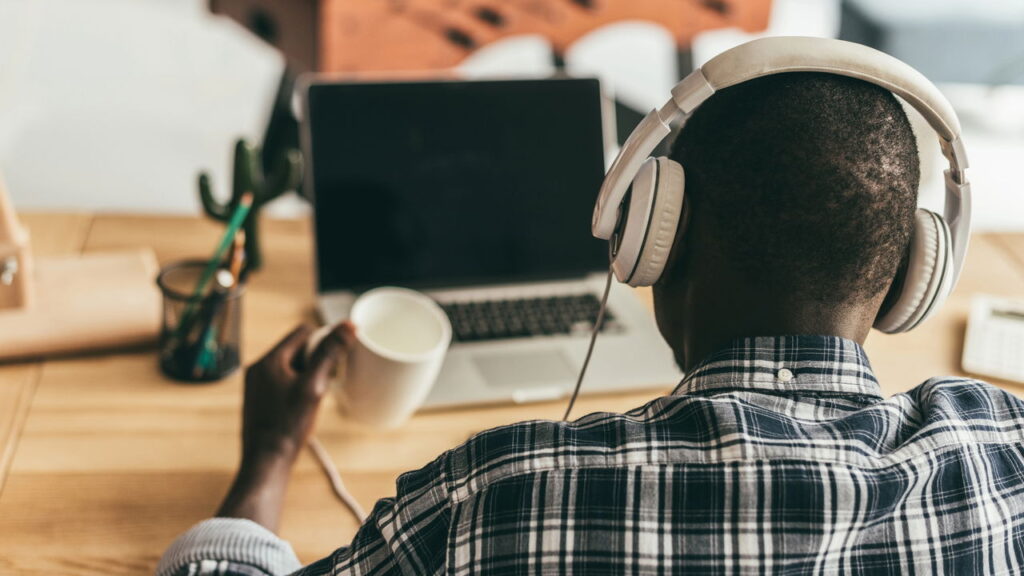 Os 5 melhores fones de ouvido para qualidade de som impecável, segundo a IA