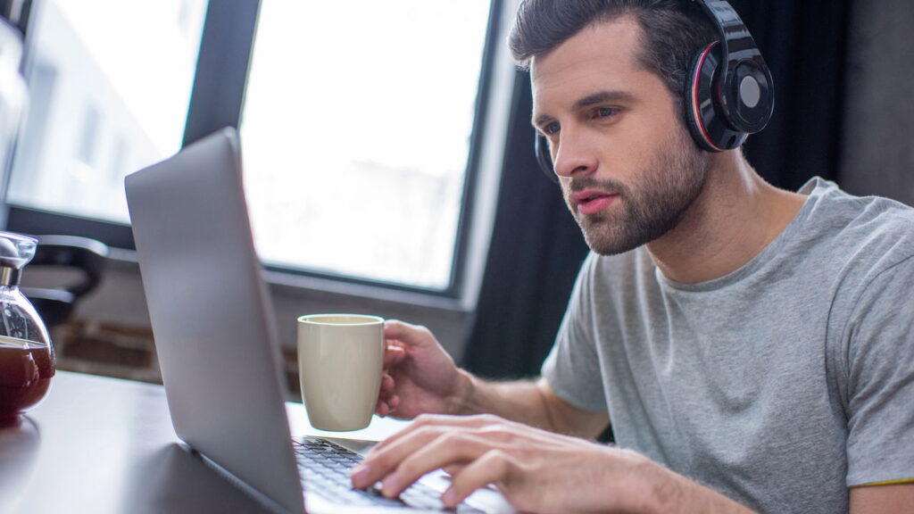 Os 3 fones de ouvido inteligentes que transformam sua experiência sonora