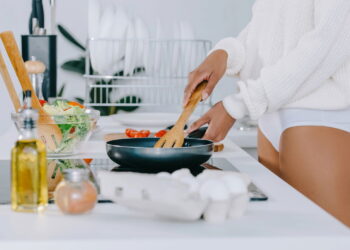 Como eliminar o cheiro de fritura da casa com truques caseiros