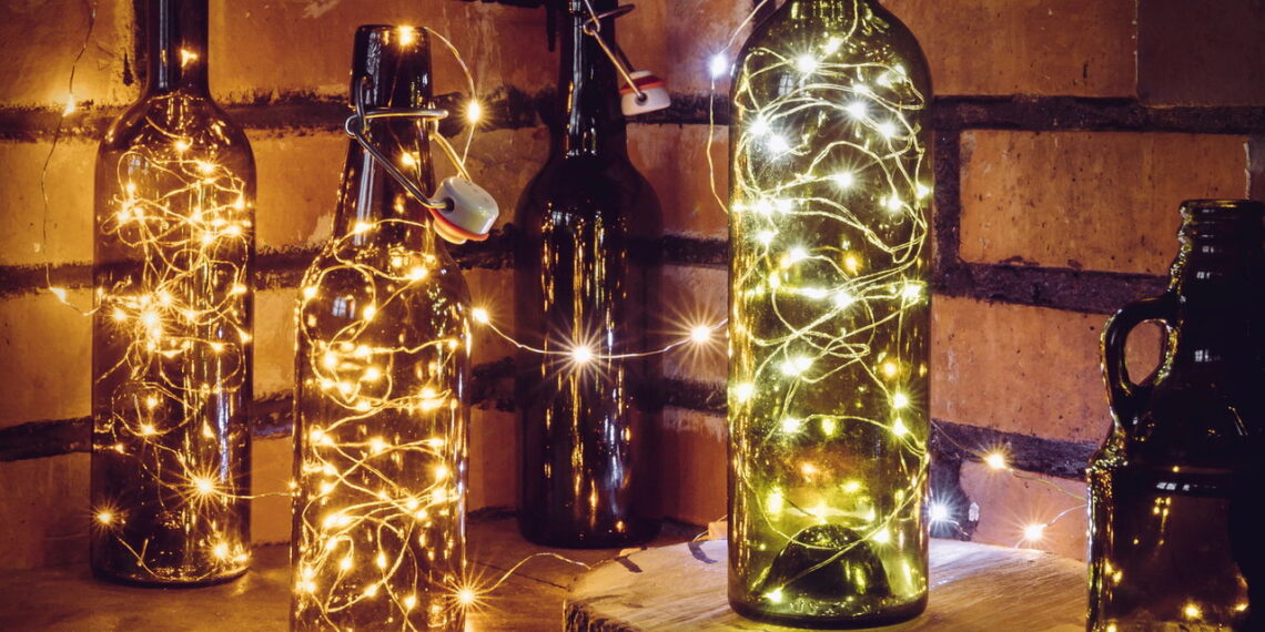 Não jogue fora garrafas de vidro: elas podem iluminar e decorar seus ambientes