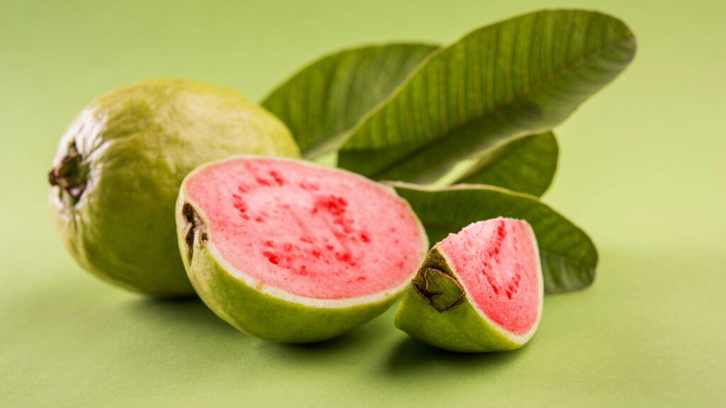 A fruta que combate inflamações, regula o intestino e ainda rejuvenesce