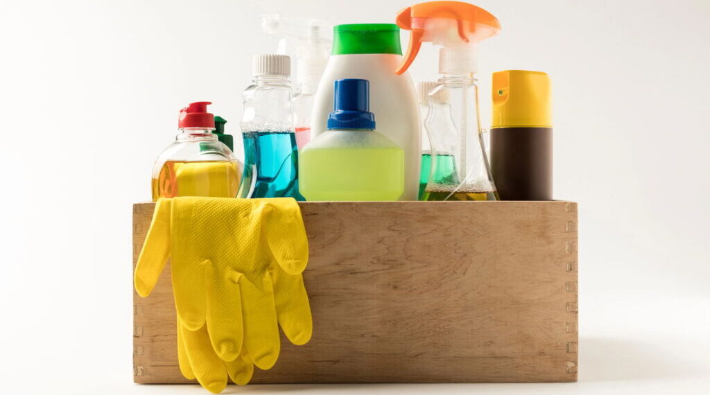 A melhor forma de economizar com produtos de limpeza sem perder eficiência