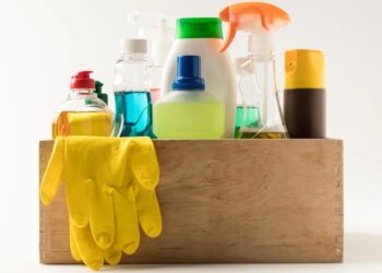 A melhor forma de economizar com produtos de limpeza sem perder eficiência