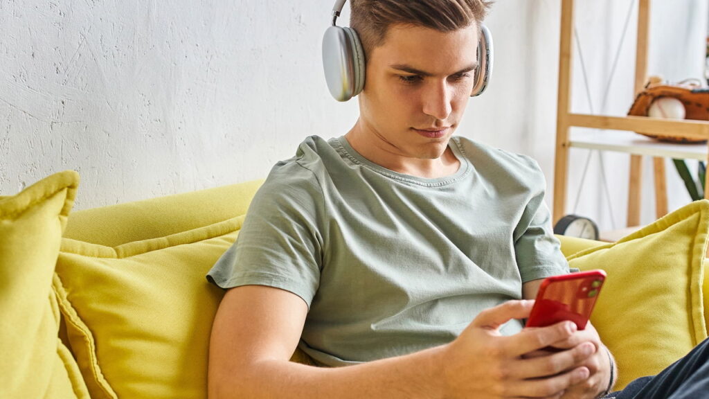 Excesso de telas pode causar problemas na postura de jovens ainda na adolescência