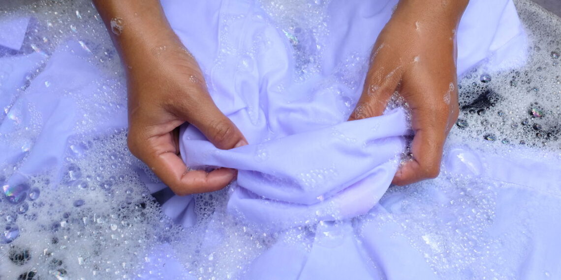 Nem sabão em pó, nem amaciante: essa é a forma mais eficiente de lavar roupas brancas