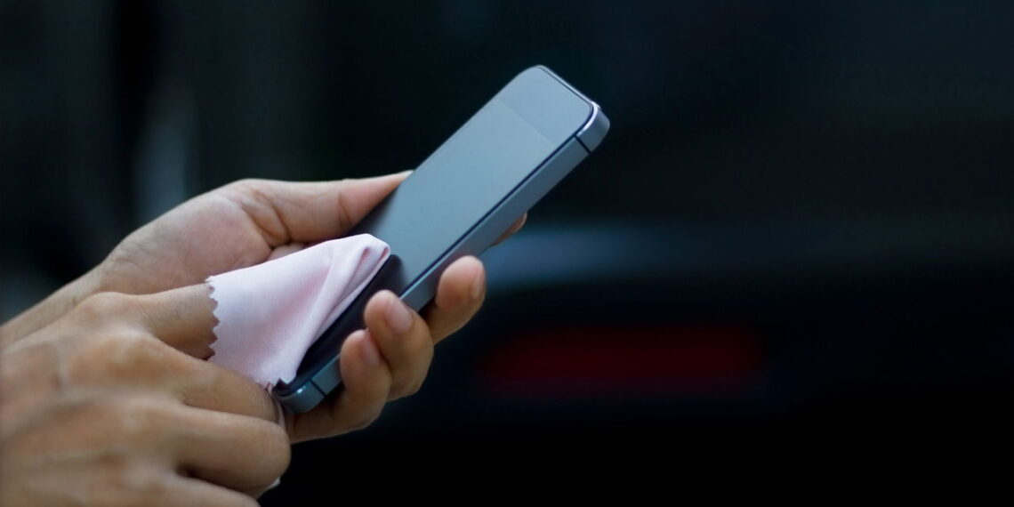Celular sujo? Veja como eliminar germes e bactérias de forma segura