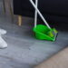 Nem pano de chão, nem mop: o acessório barato que deixa o piso brilhando