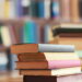 Reaproveite livros antigos como suporte para plantas e decoração