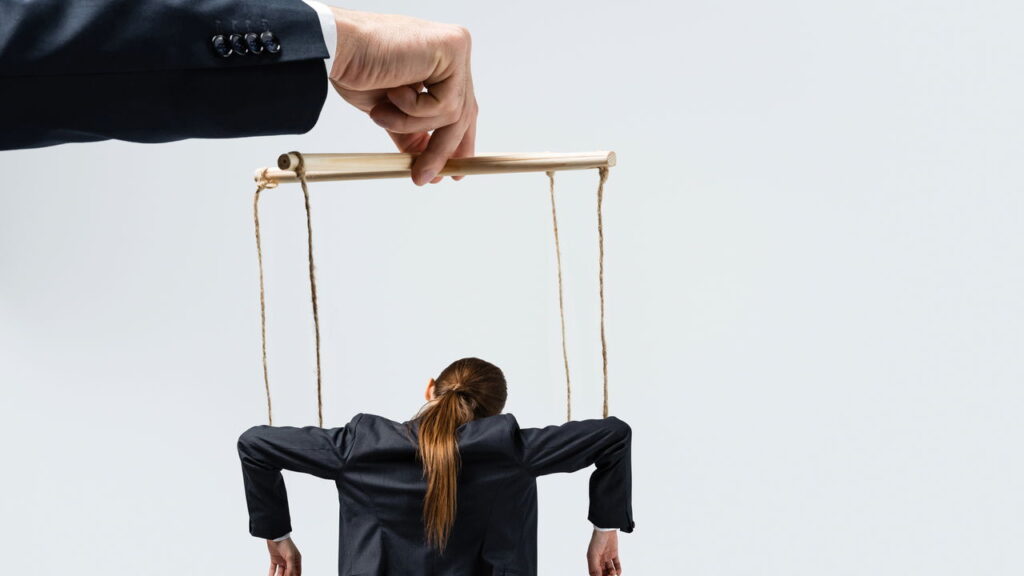As táticas mais usadas por pessoas controladoras segundo a psicologia