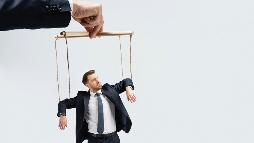 As táticas mais usadas por pessoas controladoras segundo a psicologia