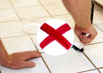 Nem escova, nem água sanitária: truque que limpa rejunte rapidamente