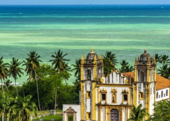 Essa cidade colorida é um abraço quente com cheiro de história e som de frevo