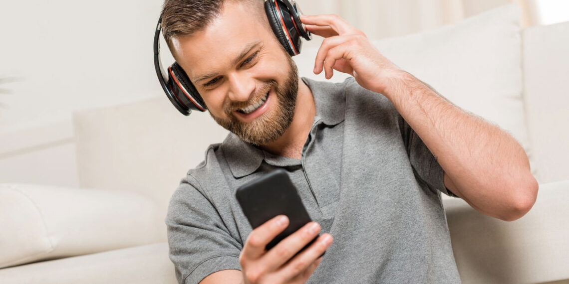 Ouvir música melhora o humor e reduz a ansiedade, segundo neurocientistas
