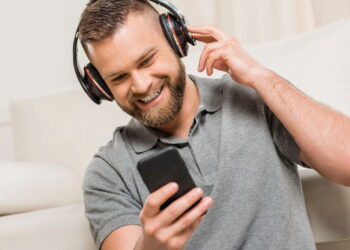 Ouvir música melhora o humor e reduz a ansiedade, segundo neurocientistas