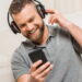 Ouvir música melhora o humor e reduz a ansiedade, segundo neurocientistas
