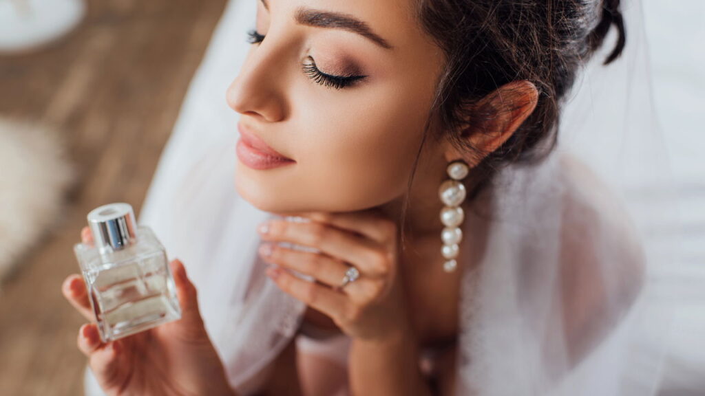 Faça seu perfume durar o dia todo com este hack simples!