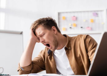 O que significa se sentir cansado mesmo depois de dormir bem?