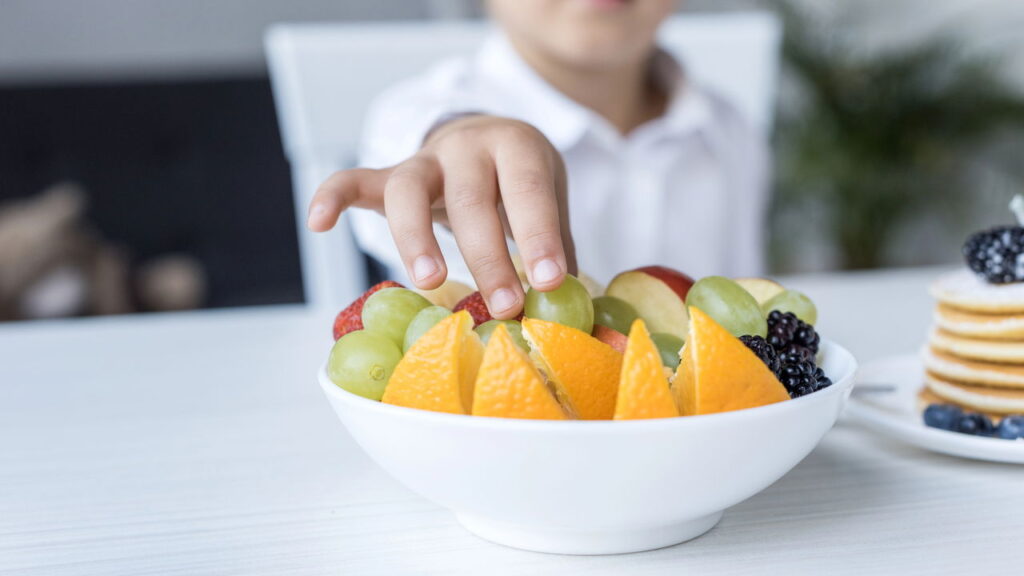 Segundo nutricionistas, comer frutas à noite realmente engorda?
