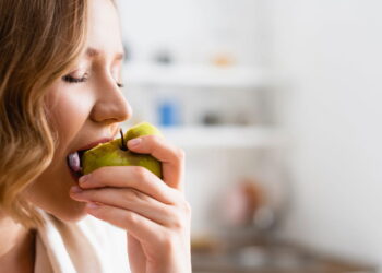 Segundo nutricionistas, comer frutas à noite realmente engorda?