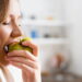 Segundo nutricionistas, comer frutas à noite realmente engorda?